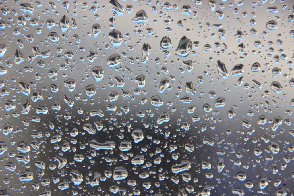 Regentropfen auf meinem Küchenfenster reinigen die Luft voll von Saharastaub…
